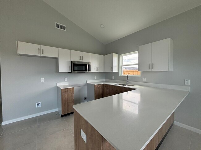 Building Photo - 2709 Woodpecker Rd