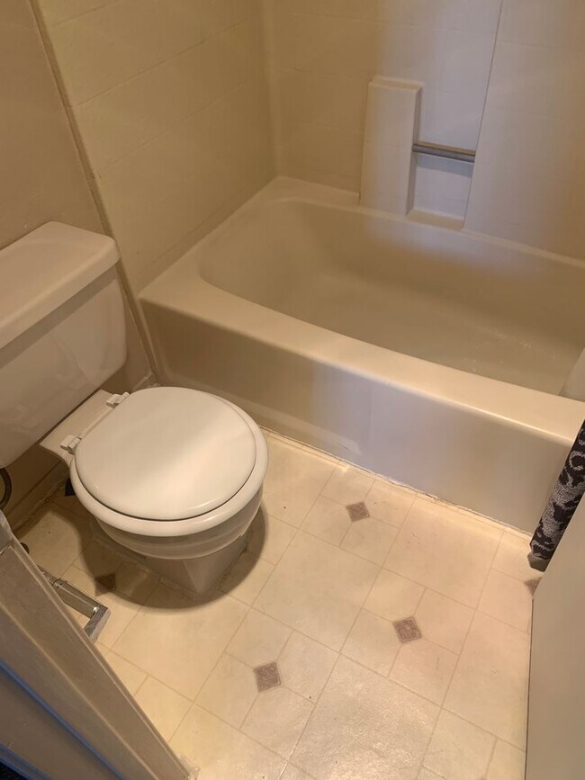 Building Photo - LARGE TOWN HOME