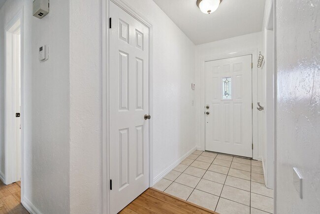 Building Photo - 1100 S Avery Dr