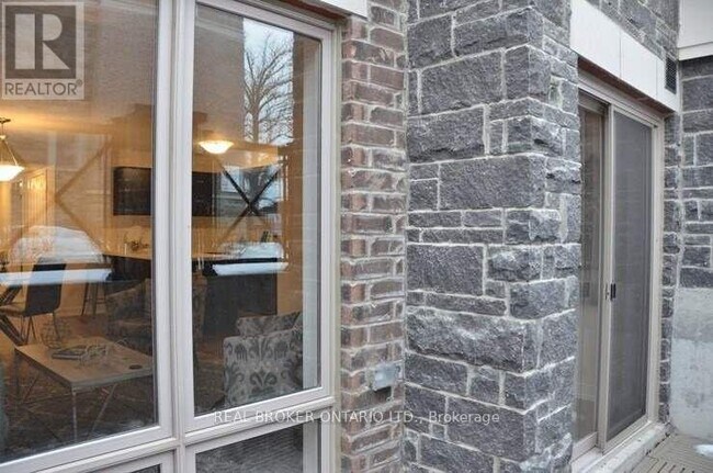 Photo du bâtiment - 30 Westmeath Ln