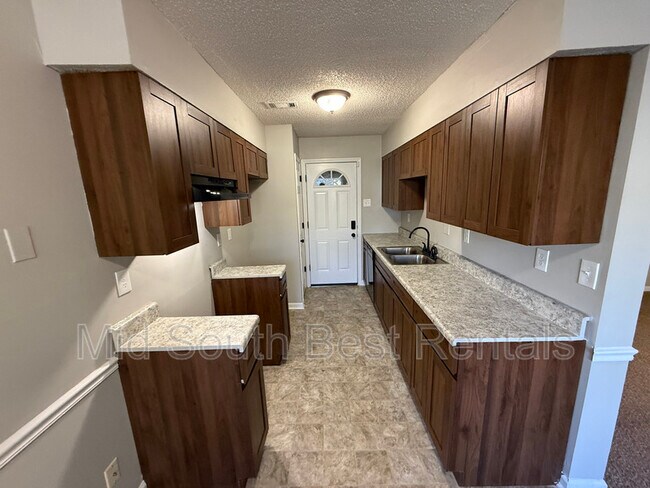 Foto del edificio - 5570 Blossom Ln