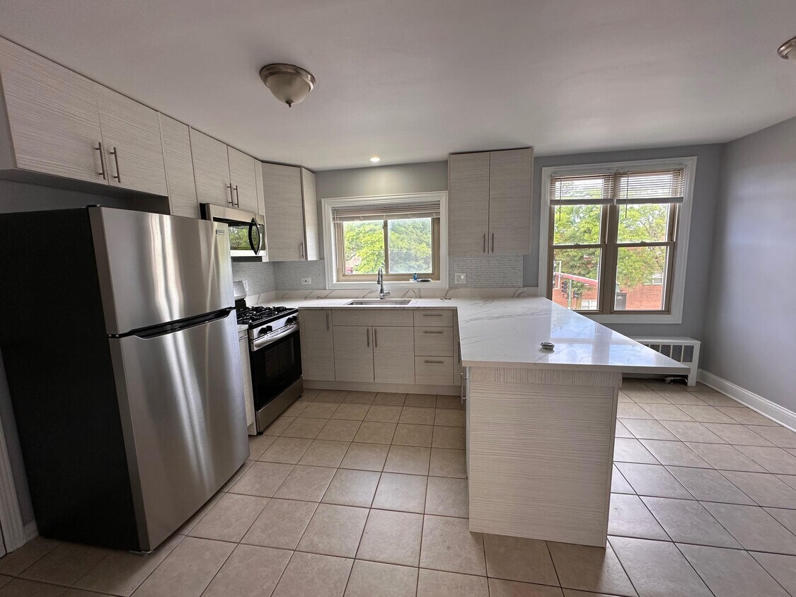 Primary Photo - 2405 W Jarvis Ave