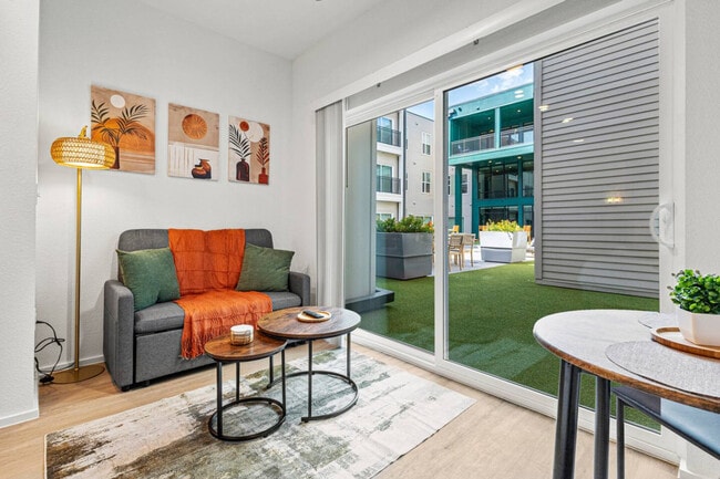 Building Photo - 596 W 9th St