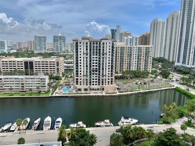 Foto del edificio - 100 Bayview Dr