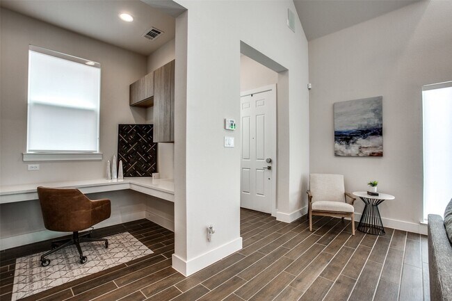 Building Photo - 7021 Royal View Dr
