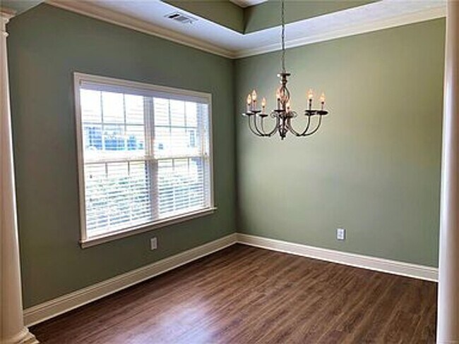 Building Photo - 725 Briarcliff Pl