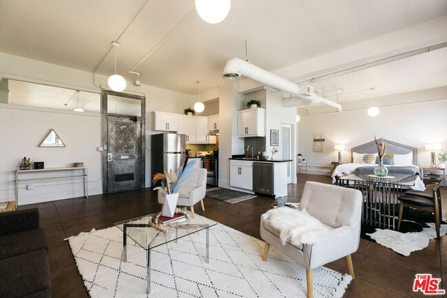 Foto del edificio - 108 W 2nd St