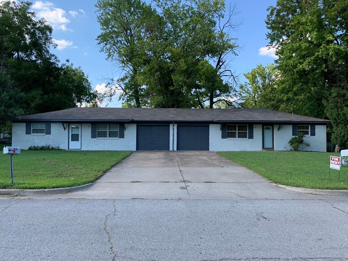 Foto principal - 104 E Knoxville St