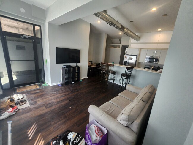 Building Photo - 1418 W Belmont Ave