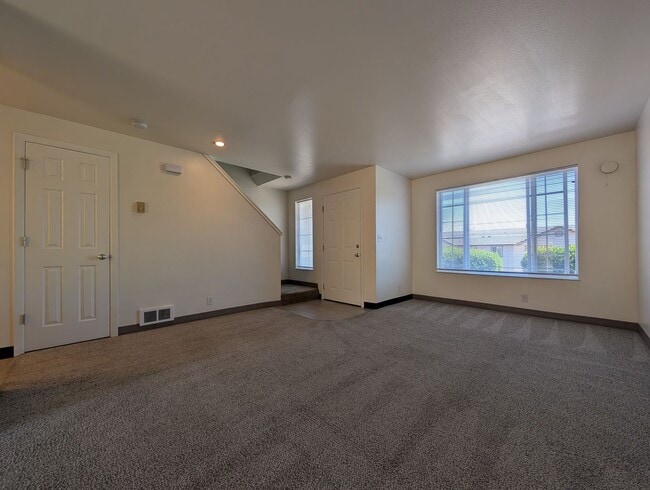 Foto del edificio - 2-Bedroom, 1-Bath 2-Story Townhouse Apartment Off Bailey Hill!