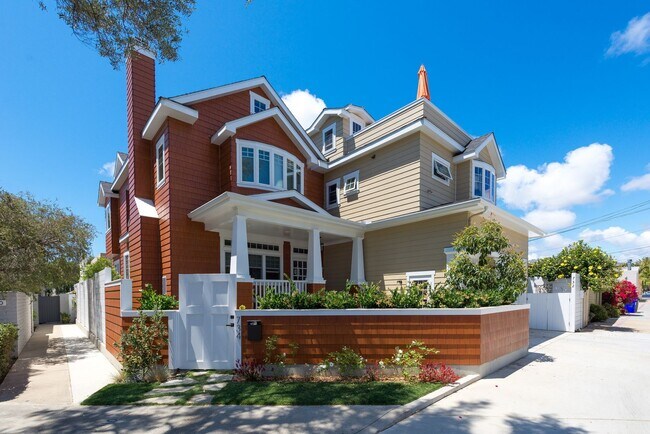 Foto del edificio - Four-bedroom home in the heart of the Village, offered furnished long-term lease. Ideally located...