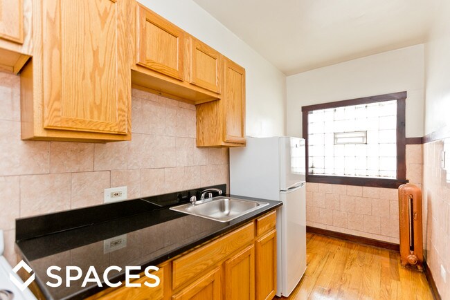 Foto del edificio - 4019 W Irving Park Rd