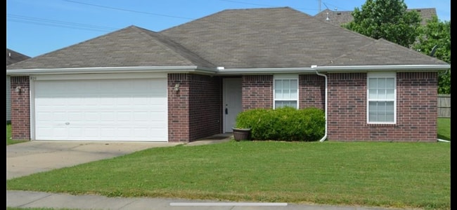 Building Photo - 800 SW Sandrock Rd