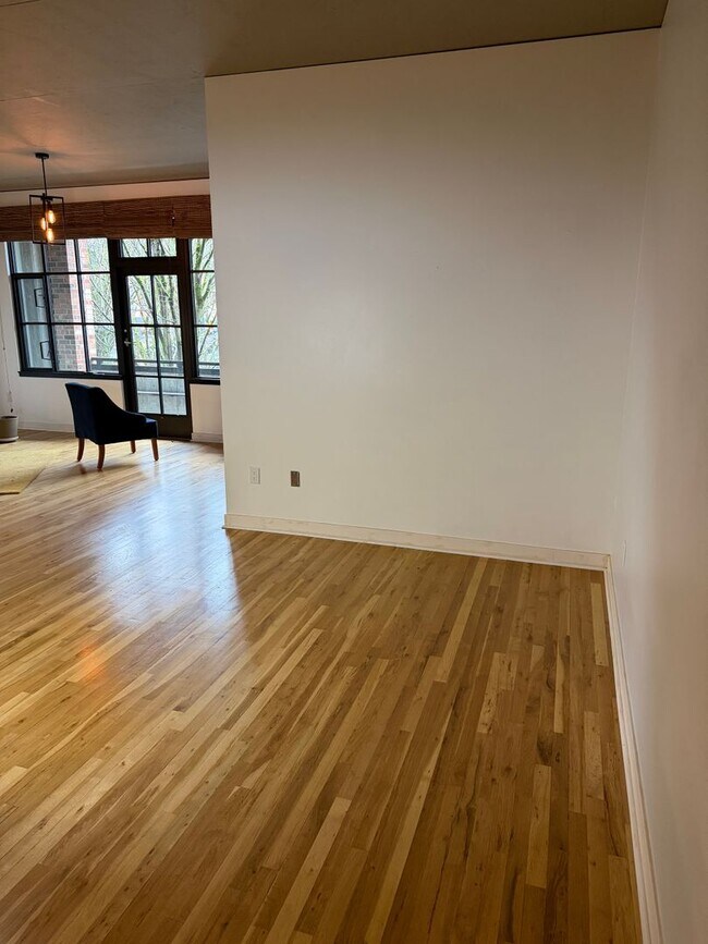 Foto del edificio - McKenzie Lofts - 2nd floor west facing Pearl District studio w/parking/storage/covered balcony