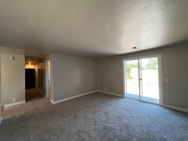 Building Photo - Newly Remodeled Bethel Home