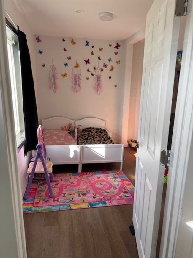 Building Photo - 805 S 5th Ave