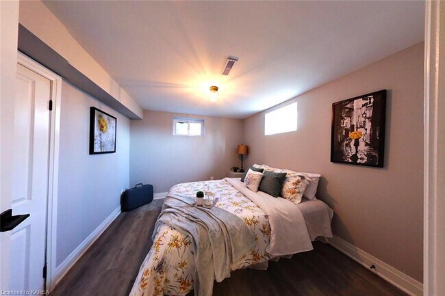 Photo du bâtiment - 38Stylish 2 Bedroom Apartment – All Utilities & Parking Included – $1,849/month Ruskin St