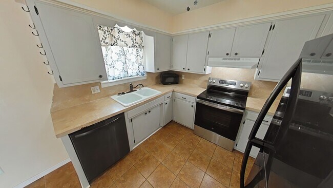 Foto del edificio - 3808 SE Dorchester Dr