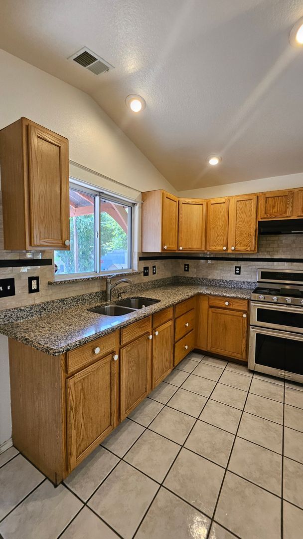 Foto del edificio - 3 bed 2 bath