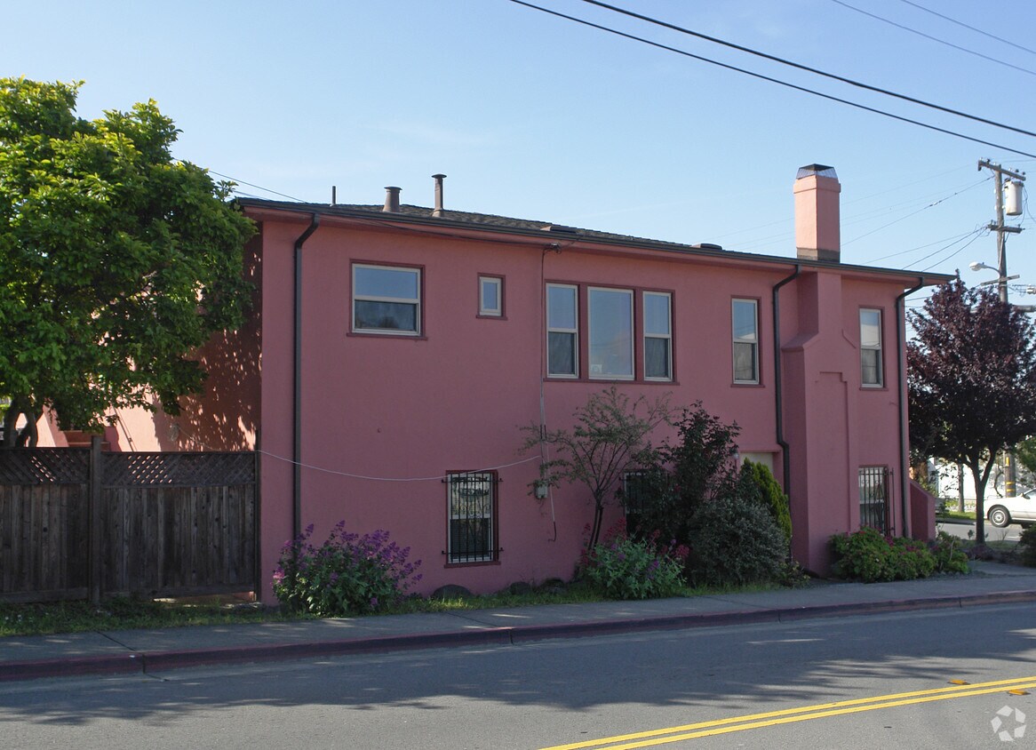 Building Photo - 1546 Kearney St