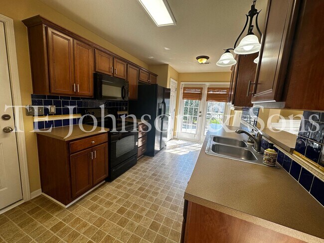Foto del edificio - Spacious 3 Bedroom Home with Primary Suite on Main, Gas Fireplace & Patio in Advance!