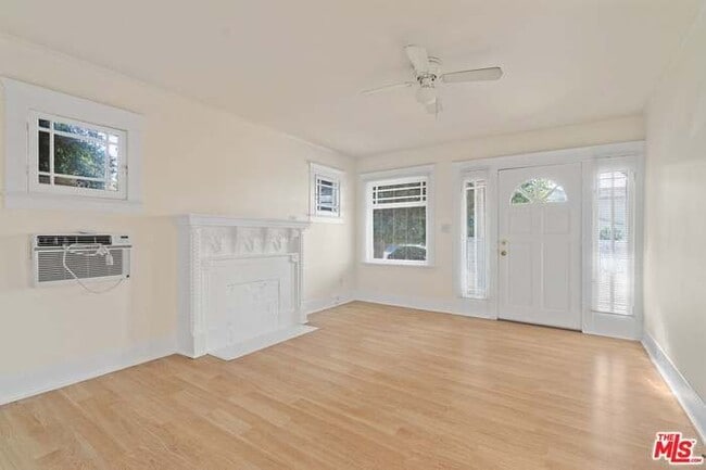Building Photo - 547 W Kelso St