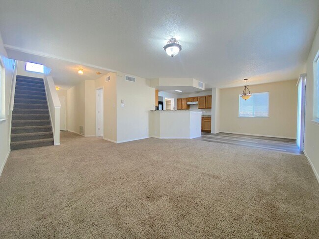Foto del edificio - 4bed/2bath plus Bonus Loft!