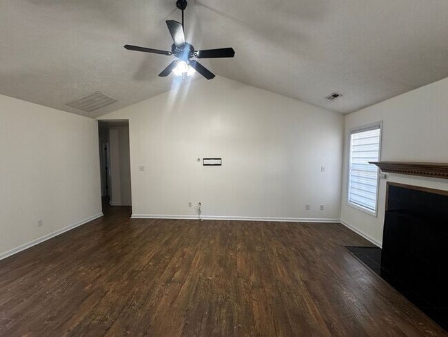 Building Photo - 3 Bedroom 2 Bath Ranch Home In Raeford