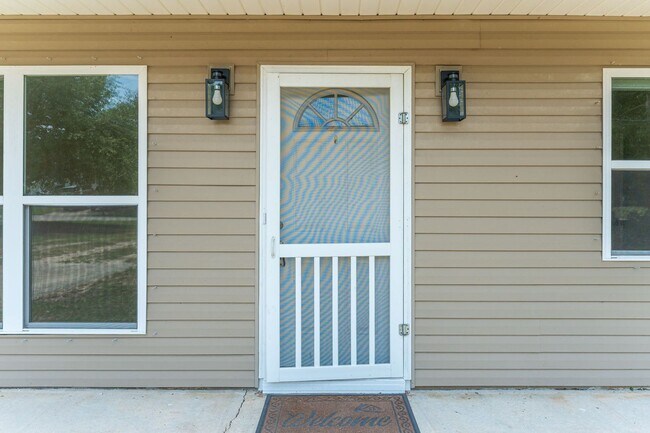 Building Photo - Charming Navarre Home on Nearly Half an Acre