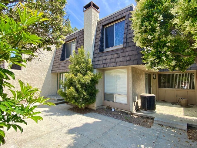 Building Photo - Great Opportunity! 2bed, 2.5 bath and bonu...