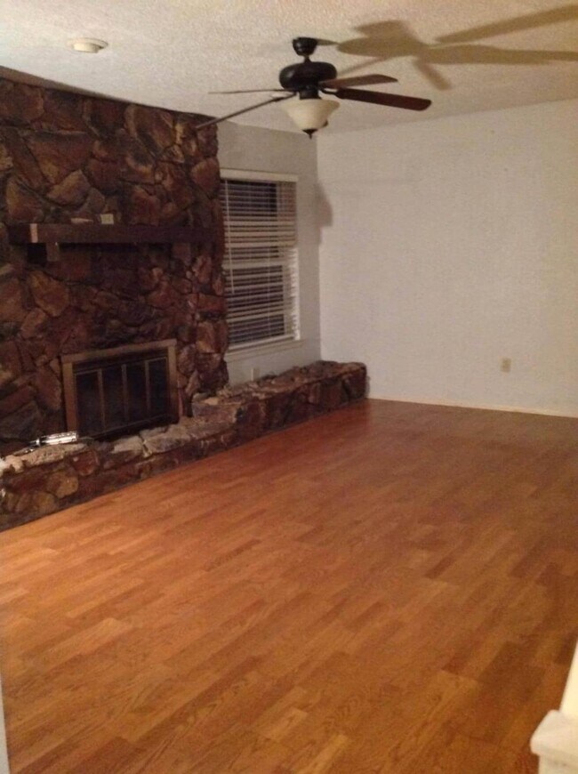 Building Photo - 1704 Willow Ln