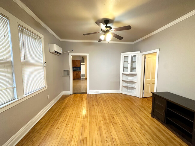 Foto del edificio - 2416 N Artesian Ave