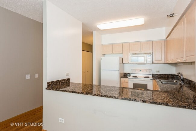 Building Photo - 512 N McClurg Ct