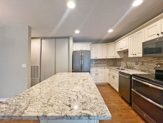 Building Photo - Luxury One-Level End-Unit Townhome, Vaulte...