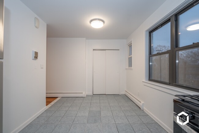 Building Photo - Remodeled 3 Bedrooms Apartment in Prime Di...