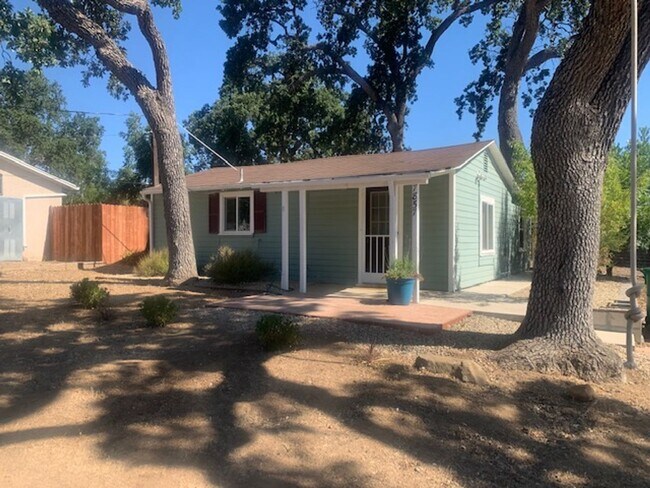 Building Photo - 2 Bedrooms, 1 Bath House