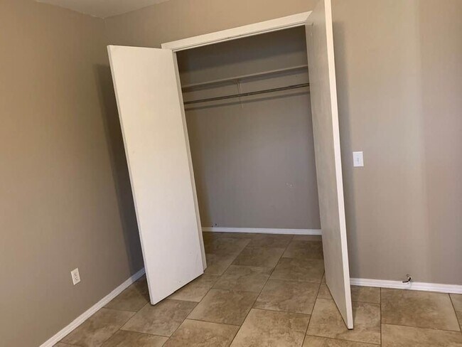 Building Photo - 2 bedroom 1 bath house-central heat and air