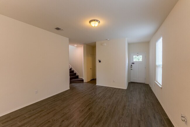 Foto del edificio - 404 Buttercup Creek Blvd