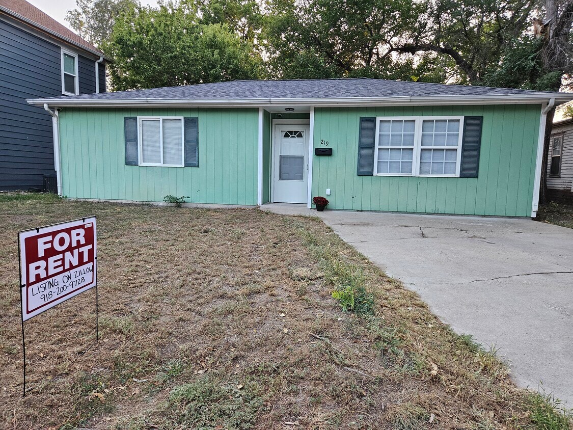 Front of House & Driveway - 219 N Front St
