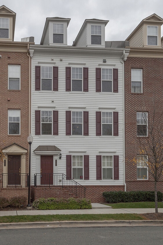 Primary Photo - Gorgeous Townhome/Great Location!