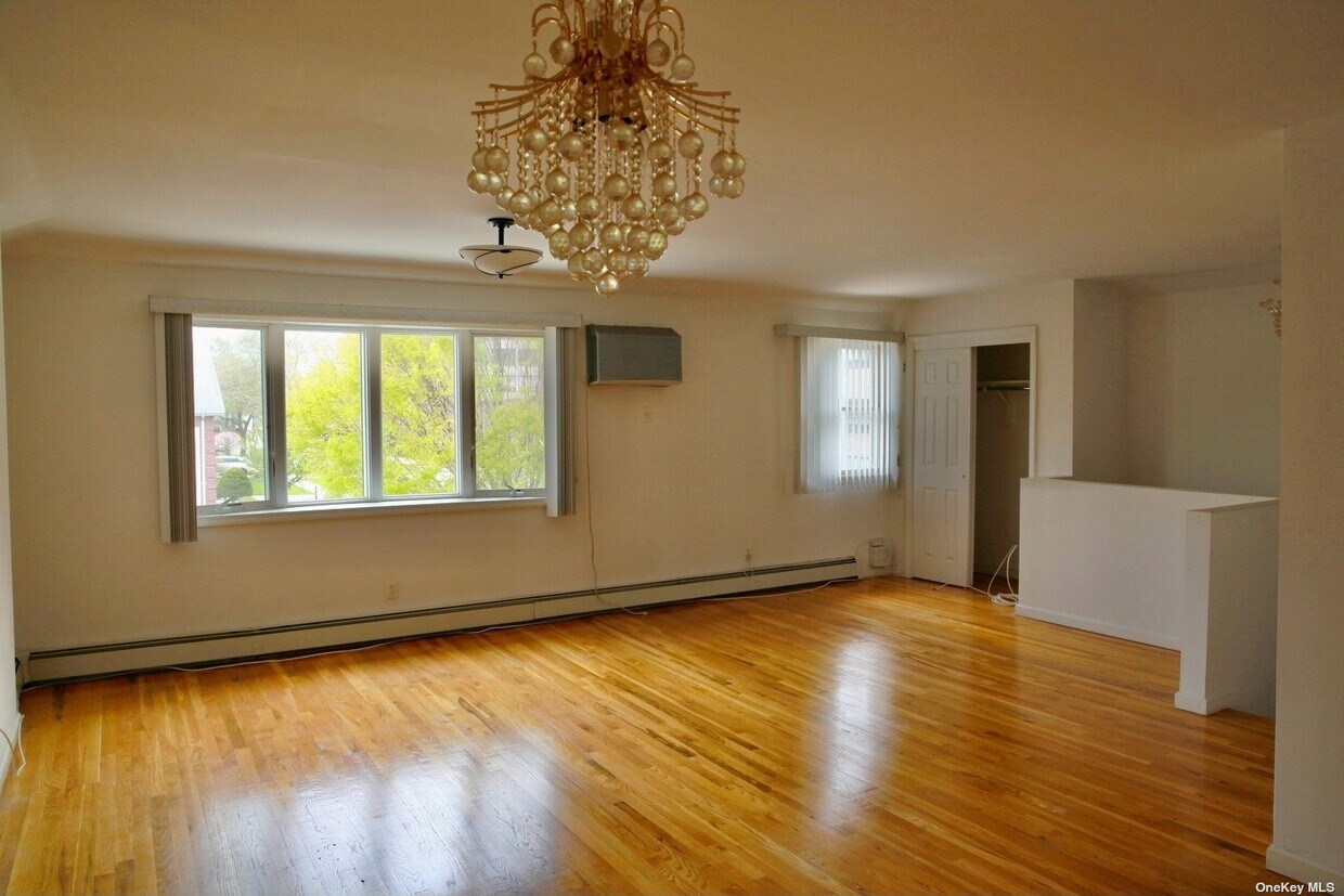 Foto principal - 49-18 Enfield Pl