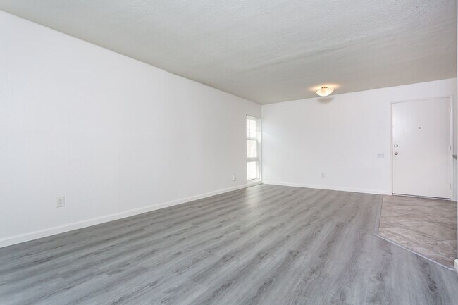 Building Photo - Remodeled Bay-Ho Condo!