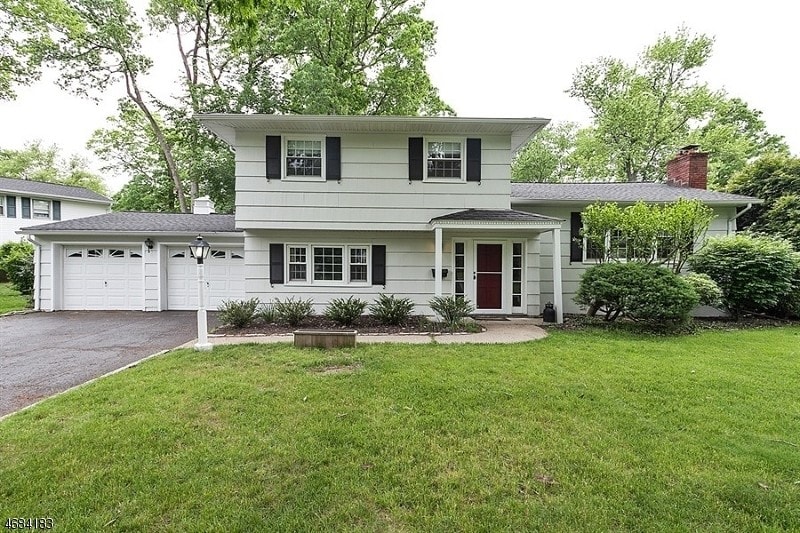 Primary Photo - 28 Woodbine Cir