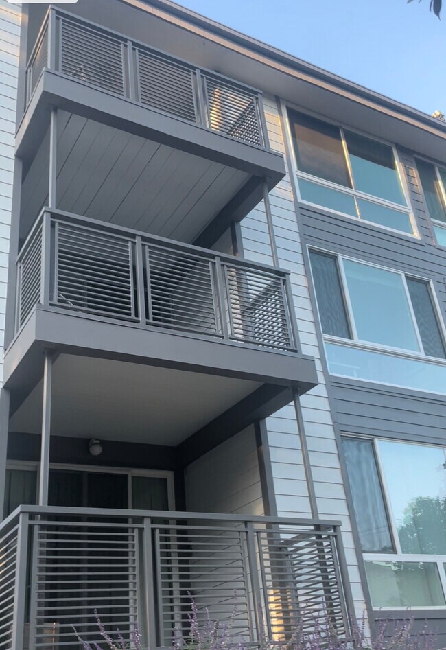 Street facing balcony - 424 N Palm Dr