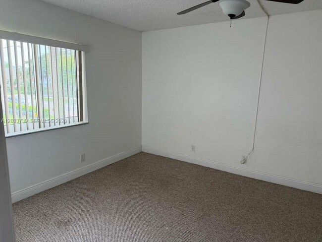 Building Photo - 140 Lakeview Dr