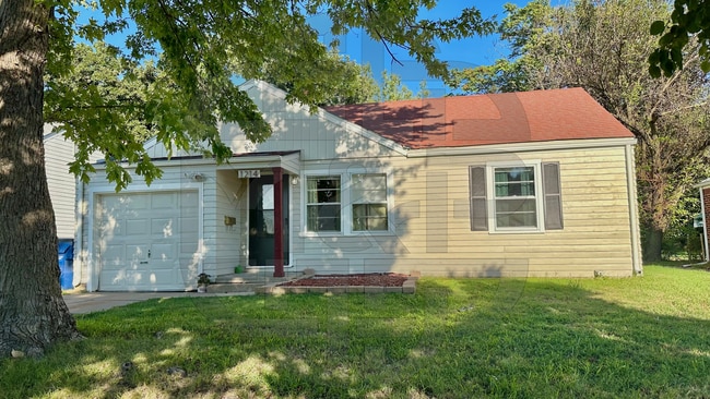 Building Photo - 1214 N Crestway St