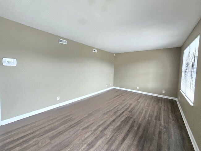 Foto del edificio - 351 Peabody Dr