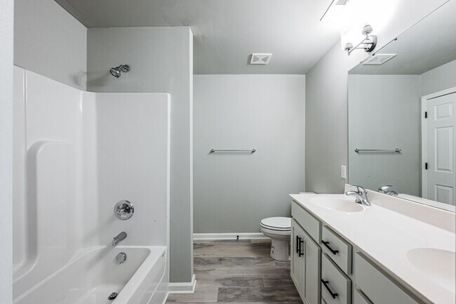 Foto del edificio - 241 Whispering Hills Blvd
