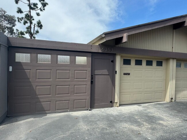 Building Photo - 3BD/2BA HOME w/ attached garage near USD/C...