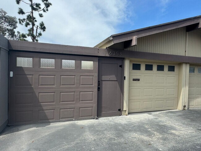 Foto del edificio - 3BD/2BA HOME w/ attached garage near USD/C...
